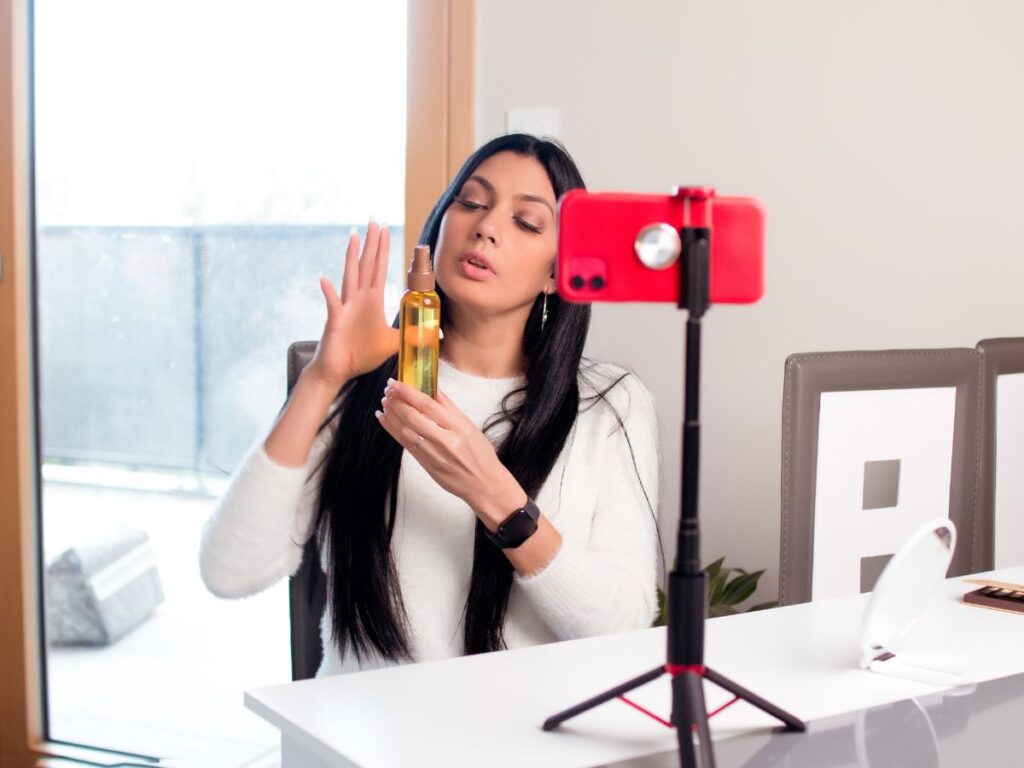 Créateur UGC Créatrice de contenus UGC en train de faire la promo d'un produit