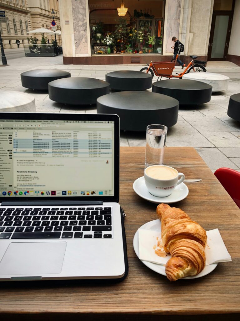 digital nomad installé à la terrasse d'un café digital nomad installé à la terrasse d'un café