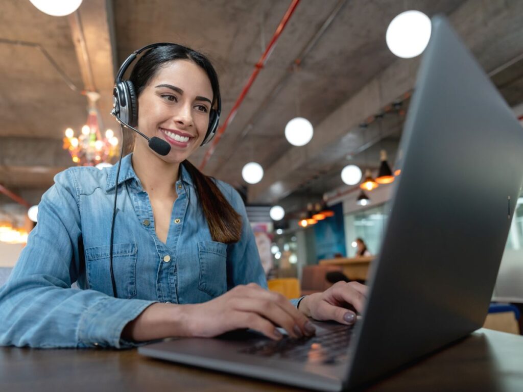 assistant virtuel une assistante virtuelle dans un café