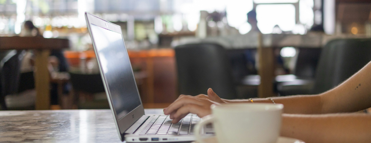 digital nomad installée dans un café