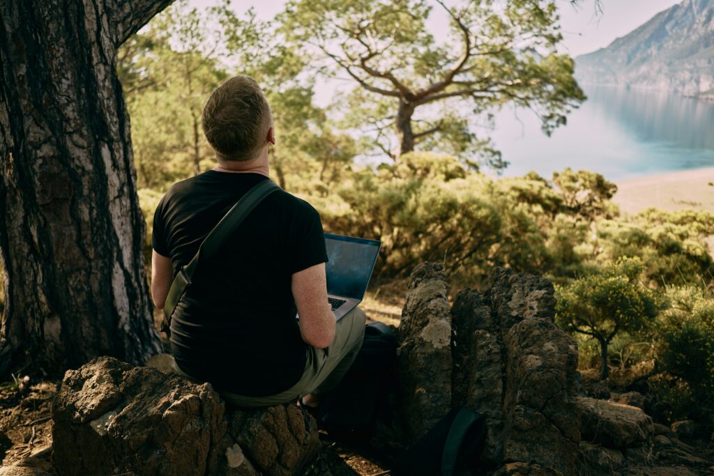 digital nomad en pleine nature digital nomad installé sur en pleine nature