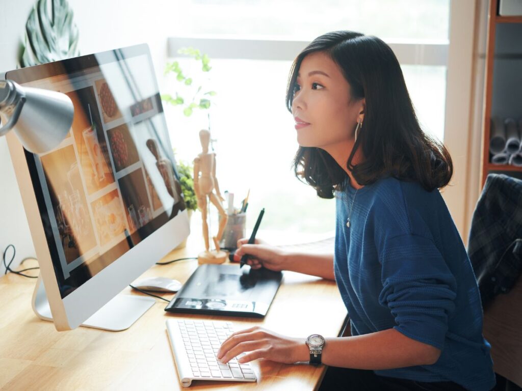 graphiste Une graphiste en en tant que digital nomad devant sont ordinateur