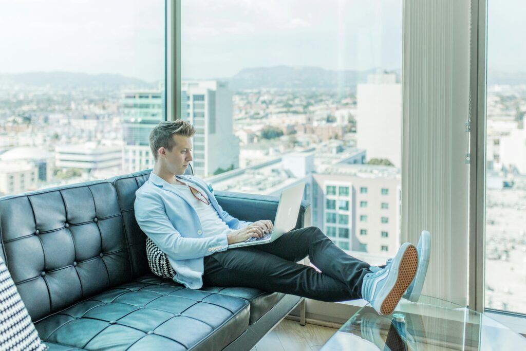 digital nomad installé sur un canapé face à une vue panoramique digital nomad installé sur un canapé face à une vue panoramique