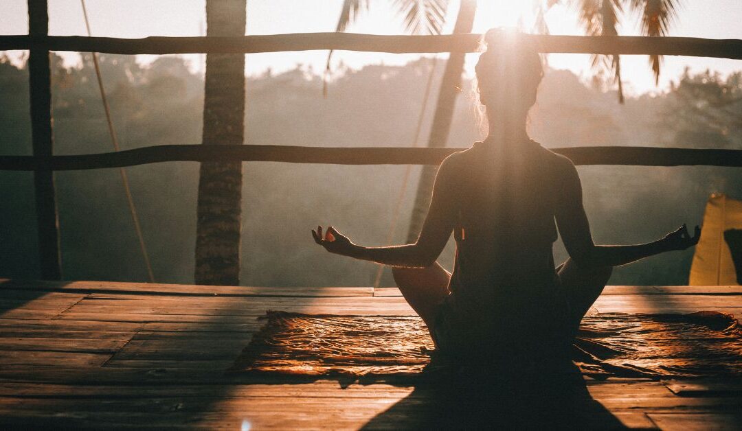 Méditation en voyage : comment créer ta bulle de calme partout dans le monde 