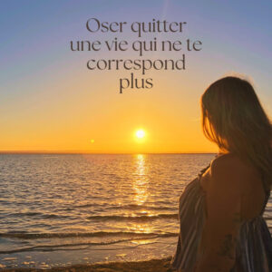 Femme de profil face au coucher de soleil sur la plage, atmosphère calme et introspective, et simplement en train de réécrire sa vie