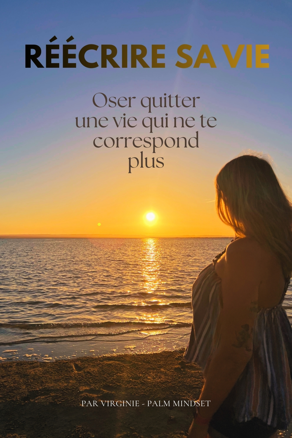 RÉÉCRIRE SA VIE Femme de profil face au coucher de soleil sur la plage, atmosphère calme et introspective, et simplement en train de réécrire sa vie