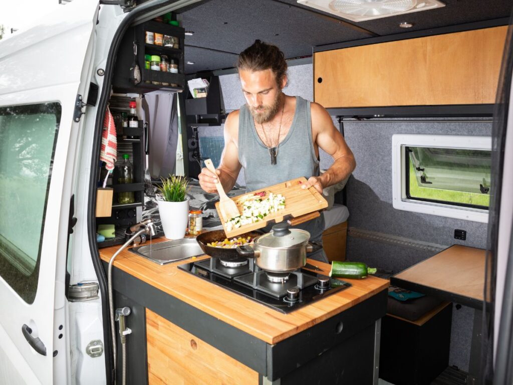 Budget nourriture en van par mois Pour un budget nourriture à moindre, cout, en van par mois, il faut préférer une cuisine simple et local