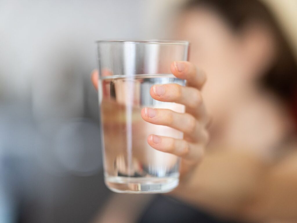 boire un verre d'eau au réveil