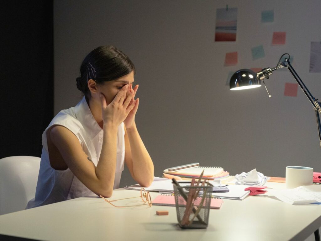 Le piège du cerveau toujours occupé Le piège du cerveau toujours occupé à pour conséquence une charge mentale silencieuse