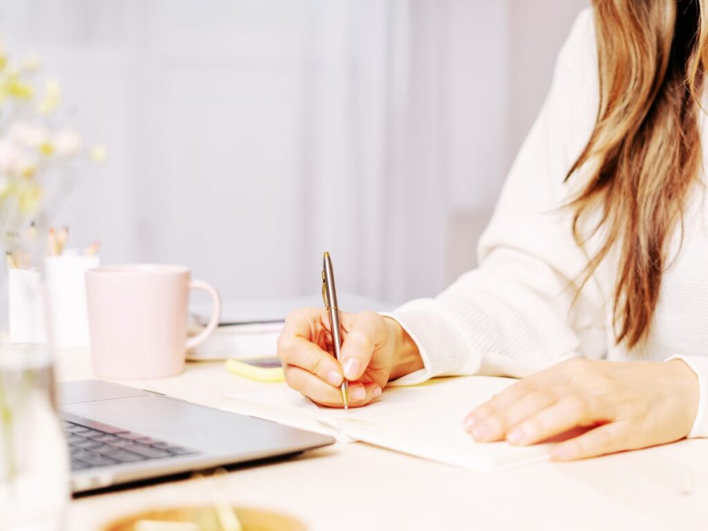 Faire sortir les pensées de sa tête Femme qui écrit pour faire sortir les pensées de sa tête