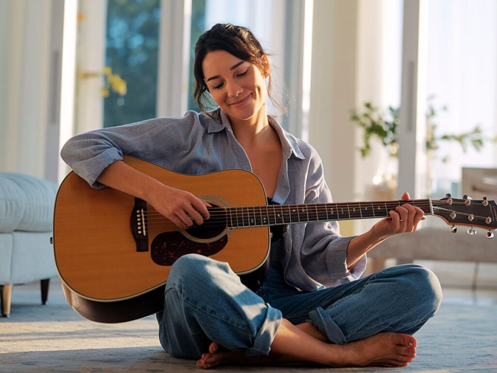 Faire une activité qui nous fait plaisir Faire une activité qui nous fait plaisir, comme cette femme qui joue de la guitare