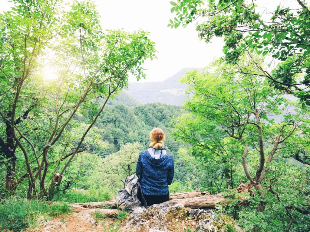 Comment se reconnecter à soi Femme assise face à la nature, pour se reconnecter à soi
